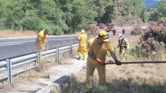Marmaris ormanlarını korumak için yol kenarlarını temizliyor