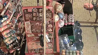 Kuşadası'nda markete giren çocuklar 100 bin liralık vurgun yaptı