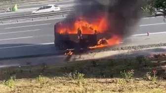 Esenyurt TEM Otoyolu'nda yanan araç trafiği kilitledi