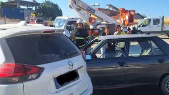Altınözü yolunda iki otomobil çarpıştı