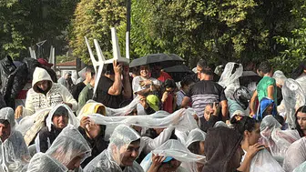 Hataylılar sağanak yağmura rağmen milli maçı dev ekranda izledi