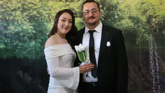 Yüksekovalı öğretmen çift nikah masasını okul bahçesine taşıdı