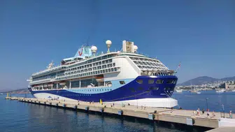 Dev kruvaziyer binlerce turistle Bodrum limanına demir attı