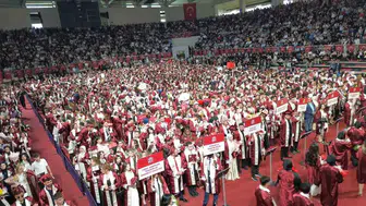 Hitit Üniversitesi mezunları diplomalarını alıp keplerini gökyüzüne fırlattı