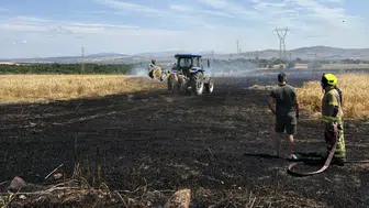 Gönen'de hasat zamanı 24 dönüm arpa tarlası yandı