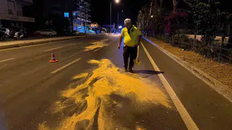 Antalya yolunda kazayı temizleyen polis takdir topladı