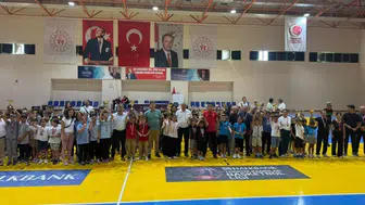 Burhaniye'de çocuklar geleneksel oyunlarla yarıştı