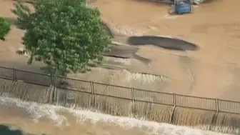Adana'da patlayan ana su borusu trafiği felç etti