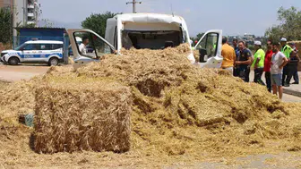 Aydın’da tırdan düşen saman balyaları faciaya yol açtı