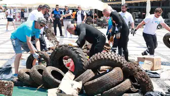 Yeni Foça kıyılarından çıkan atıklar görenleri hayrete düşürdü