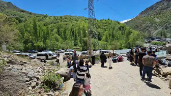 Vanlılar kavurucu sıcaklarda Kanispi Şelalesi’nin serinliğine sığındı