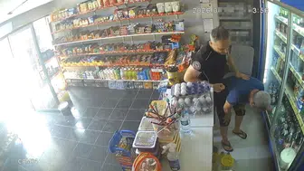 Osmaniyeli bakkalı Heimlich manevrası hayata döndürdü