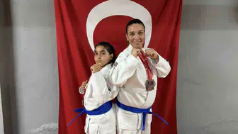Osmaniyeli anne ve kızı minderde madalyaları topluyor