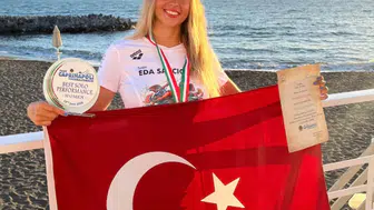 İzmirli yüzücüden İtalya sularında dünya rekoru
