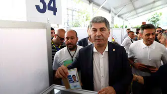 Fenerbahçe başkan adayı Hakan Safi sandık başında
