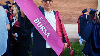 62 yaşındaki doktor 10. üniversite diplomasını gururla aldı
