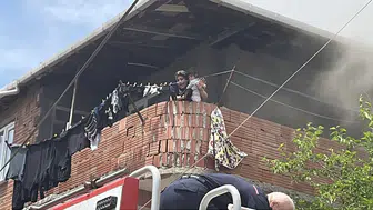 Darıca'da boş binadan yayılan dumanlar anne ve kızını balkona hapsetti