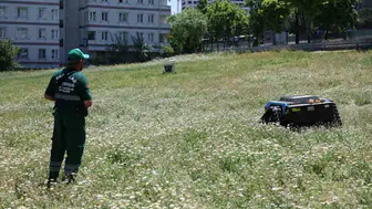 Bağcılar’da çim biçme işini artık uzaktan kumandalı robotlar yapıyor