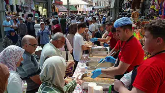 Bursa Tuzpazarı esnafı 30 yıldır süren paylaşma geleneğini yaşatıyor