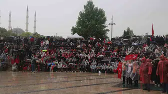 Sivaslılar sağanak yağışa rağmen milli maç için meydanda buluştu