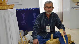 Yarım asırdır elinden düşürmediği şimşir kaşıklara hayat veriyor