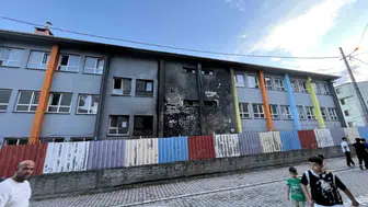 Esenyurt’taki ilkokulun bahçesinde akşam saatlerinde yangın çıktı