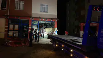 Konya'da karpuz yüklü kamyon markete daldı