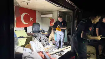 Antalya'da kontrolden çıkan otomobilin motoru barakaya fırladı