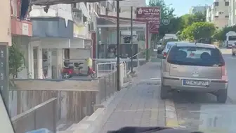Antalya'da balkon korkuluklarına asılı kalan kişi yürekleri ağza getirdi