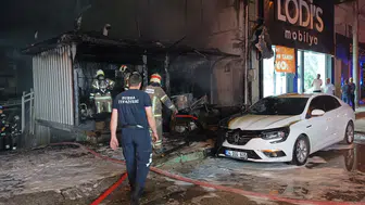 Bursa'da mobilya deposundaki yangın otomobili küle çevirdi