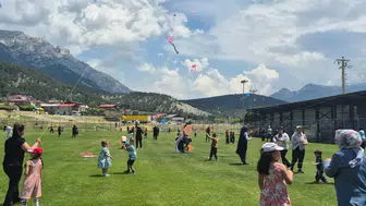 Pozantı’da gökyüzü ailelerin uçurtmalarıyla şenlendi