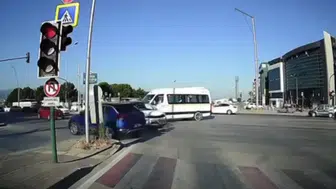 Bursa'da kırmızı ışık ihmali kameraya yansıdı