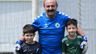 62 yaşındaki antrenörün imza töreni sosyal medyayı karıştırdı