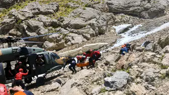 Hakkari'de sarp kayalıklarda mahsur kalan köylüyü helikopter kurtardı