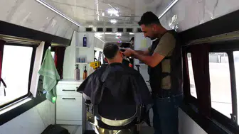 Uzman çavuşluktan vazgeçip berber koltuğunu tekerlek üstüne taşıdı