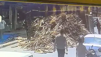 Avcılar'da odun yüklü kamyon devrilerek yolu trafiğe kapattı