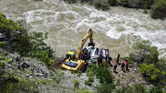 Çoruh Nehri’ne uçan kamyonet boş çıktı