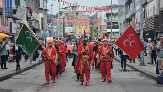 Zonguldak sokaklarında hafızlar için mehterli kortej