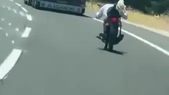 Gaziantep trafiğinde motosikletin üzerine uzanıp gitti