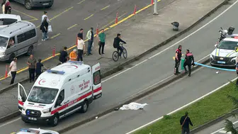 Rize’de yolun karşısına geçmeye çalışan kadına çarpan sürücü kaçtı