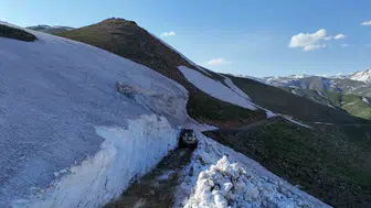 Hakkari’de 5 metrelik kar duvarları iş makineleriyle yıkılıyor