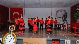 GKV öğrencileri sahnede dört dille dünya turuna çıktı