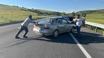 Afyonkarahisar yolunda iki otomobil çarpıştı