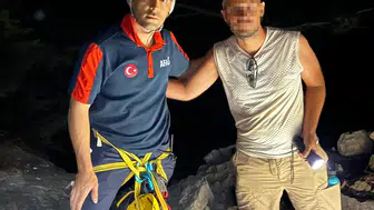 Antalya'da dağlık alanda mahsur kalan kişi 8 saatte kurtarıldı