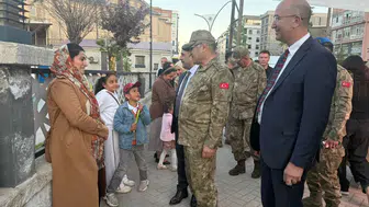 Kara Kuvvetleri Komutanı Yüksekova esnafıyla bir araya geldi
