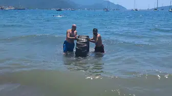 Marmaris plajında yüzenleri şaşkına çeviren devasa atık