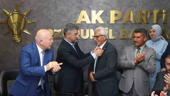 Erzurum’da CHP’li meclis üyesi rozetini değiştirip AK Parti’ye katıldı