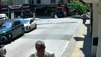 Bursa'da asırlık ağaç trafiğin ortasına devrildi