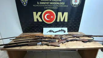 Adapazarı’nda iş yerine yapılan baskında çok sayıda silah yakalandı