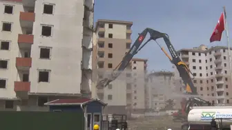 Büyükçekmece’de riskli site yıkılıyor